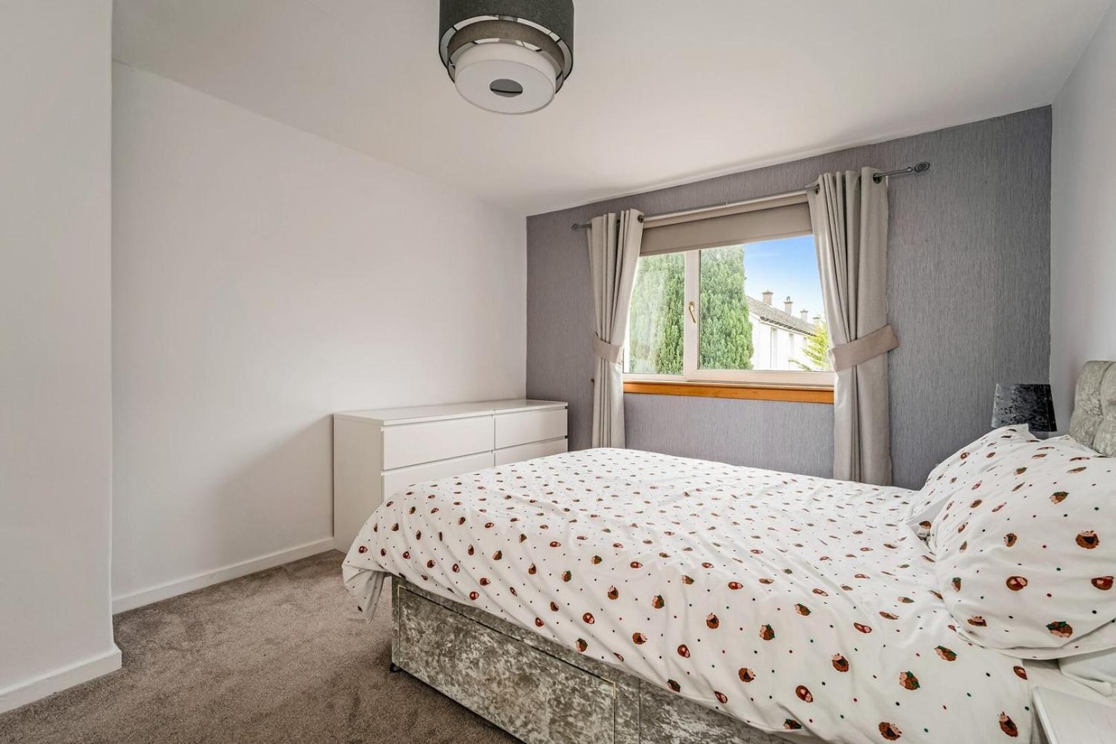 Centrally Situated 1 Bedroom House In Cumbernauld Kültér fotó