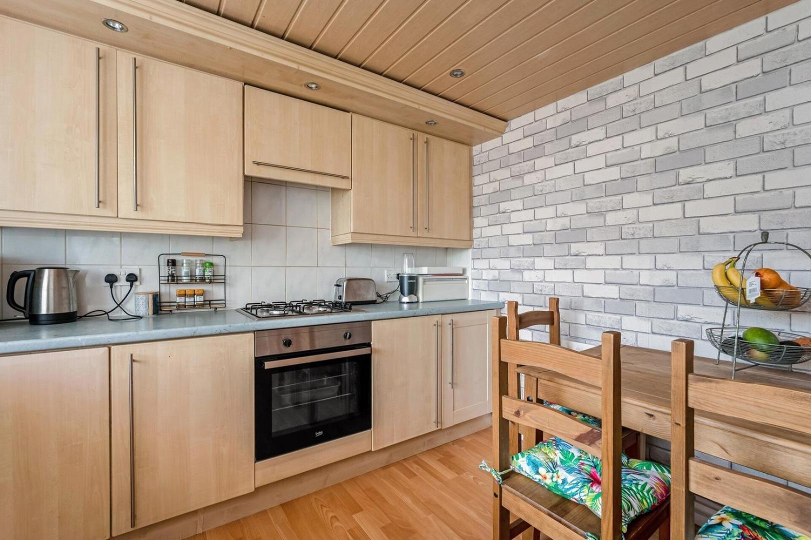 Centrally Situated 1 Bedroom House In Cumbernauld Kültér fotó