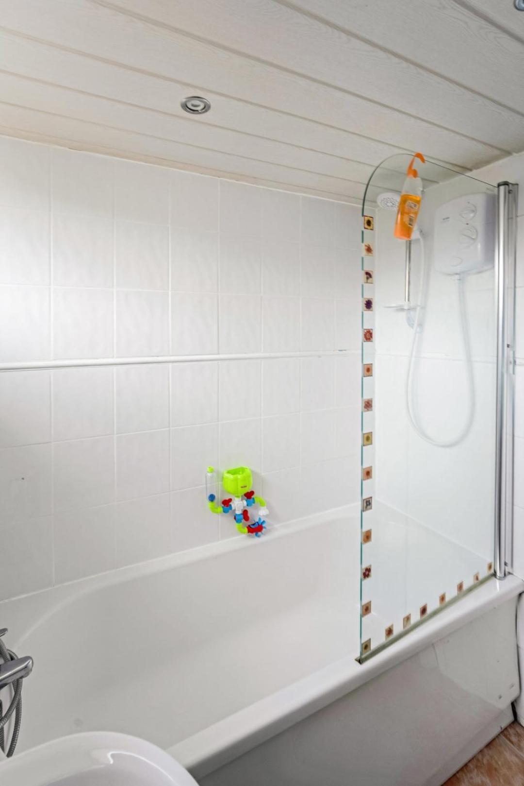 Centrally Situated 1 Bedroom House In Cumbernauld Kültér fotó